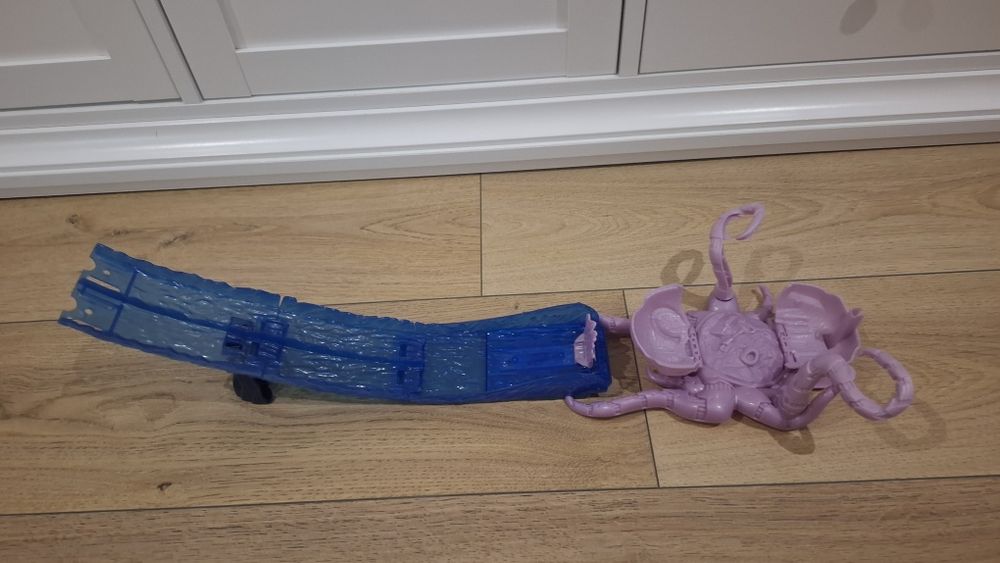 Tor kaskaderski z ośmiornicą Hot wheels  Monster trucks