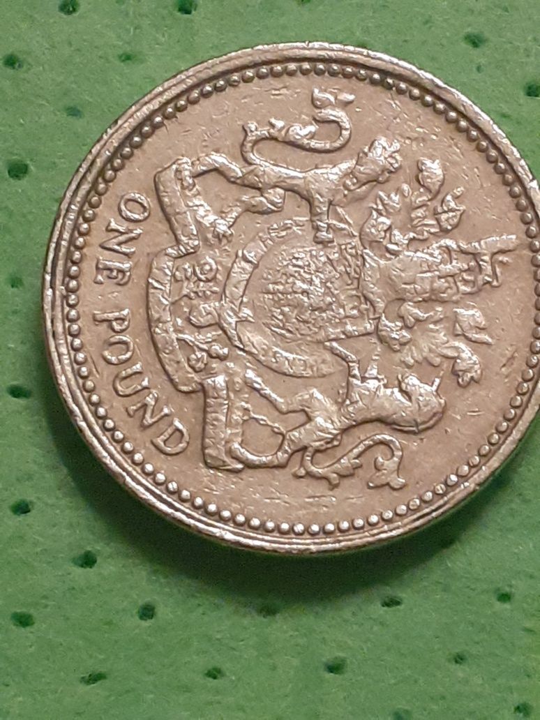 Moneta kolekcjonerska one pound 2003r skrętka i odwucony napis destruk