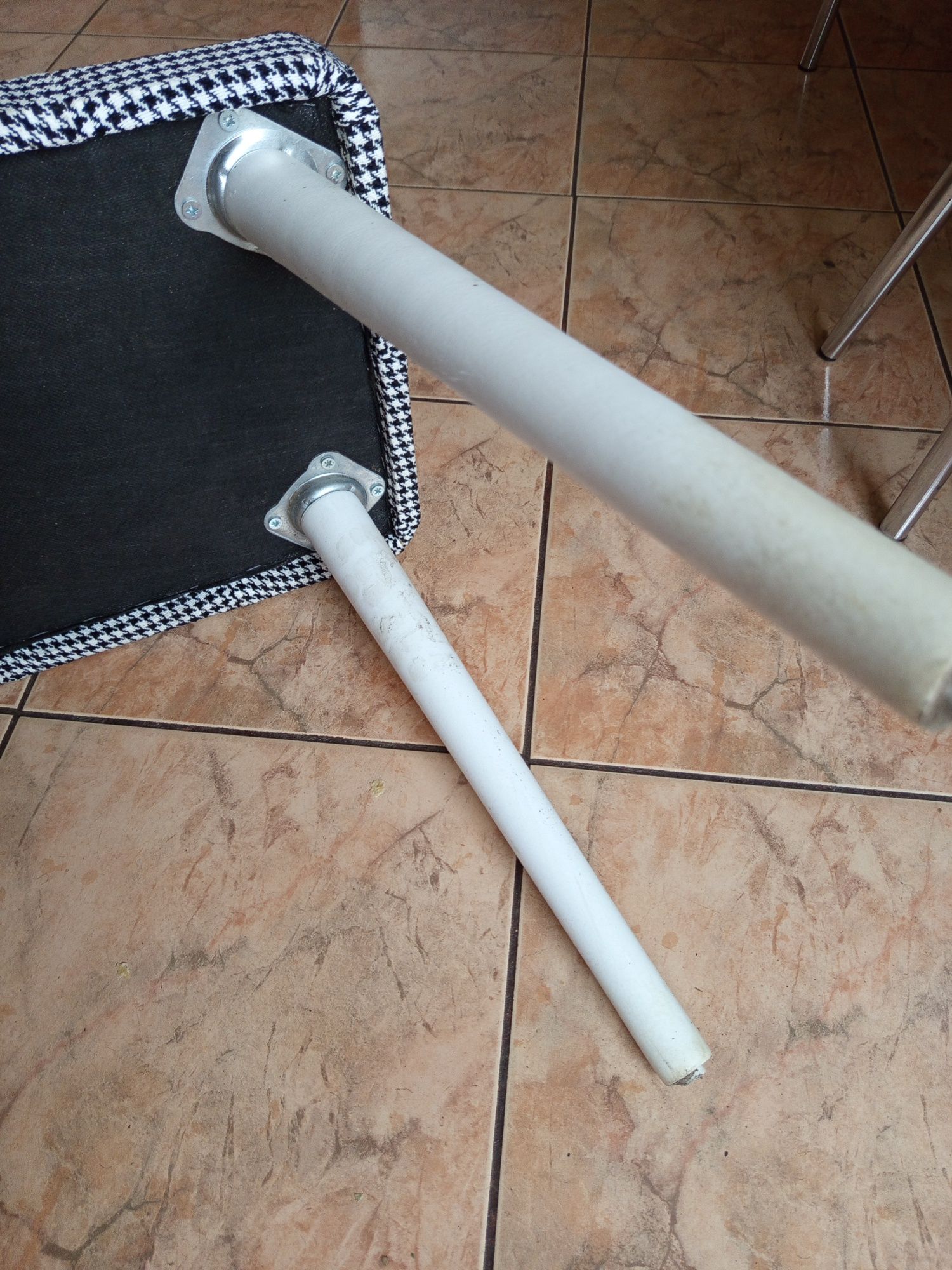 Nowy taboret tapicerowany