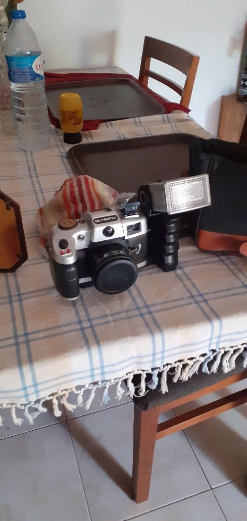 Máquina fotográfica antiga com flash  linda e a trabalhar
