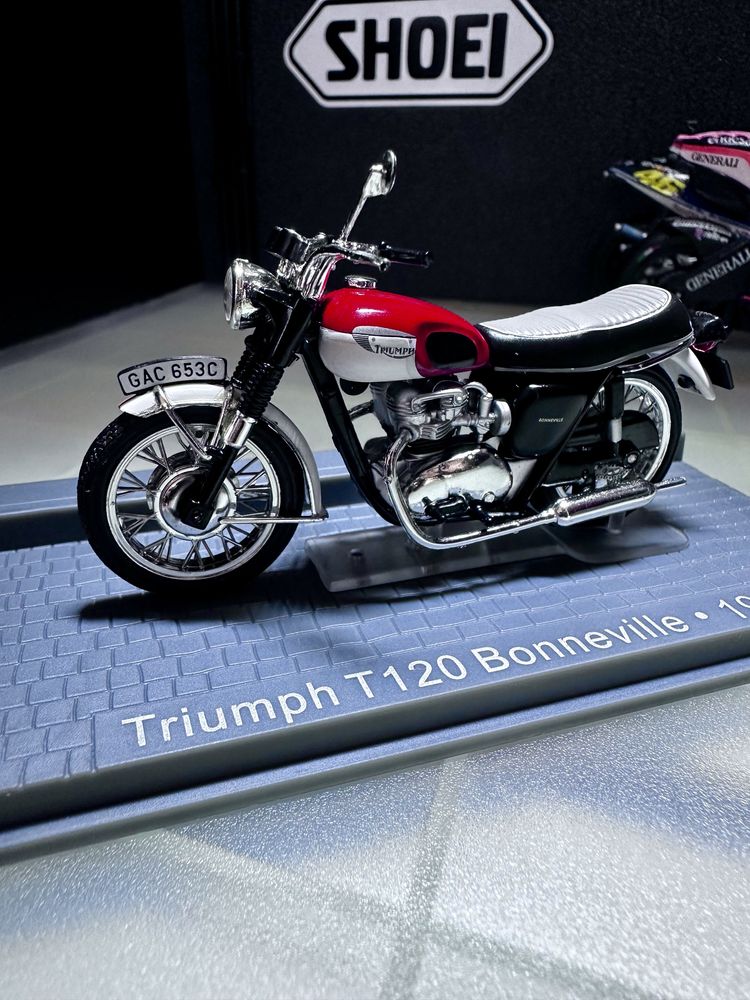 Miniatura Triumph T120 Bonneville de 1967 Escala 1/24 made by IXO