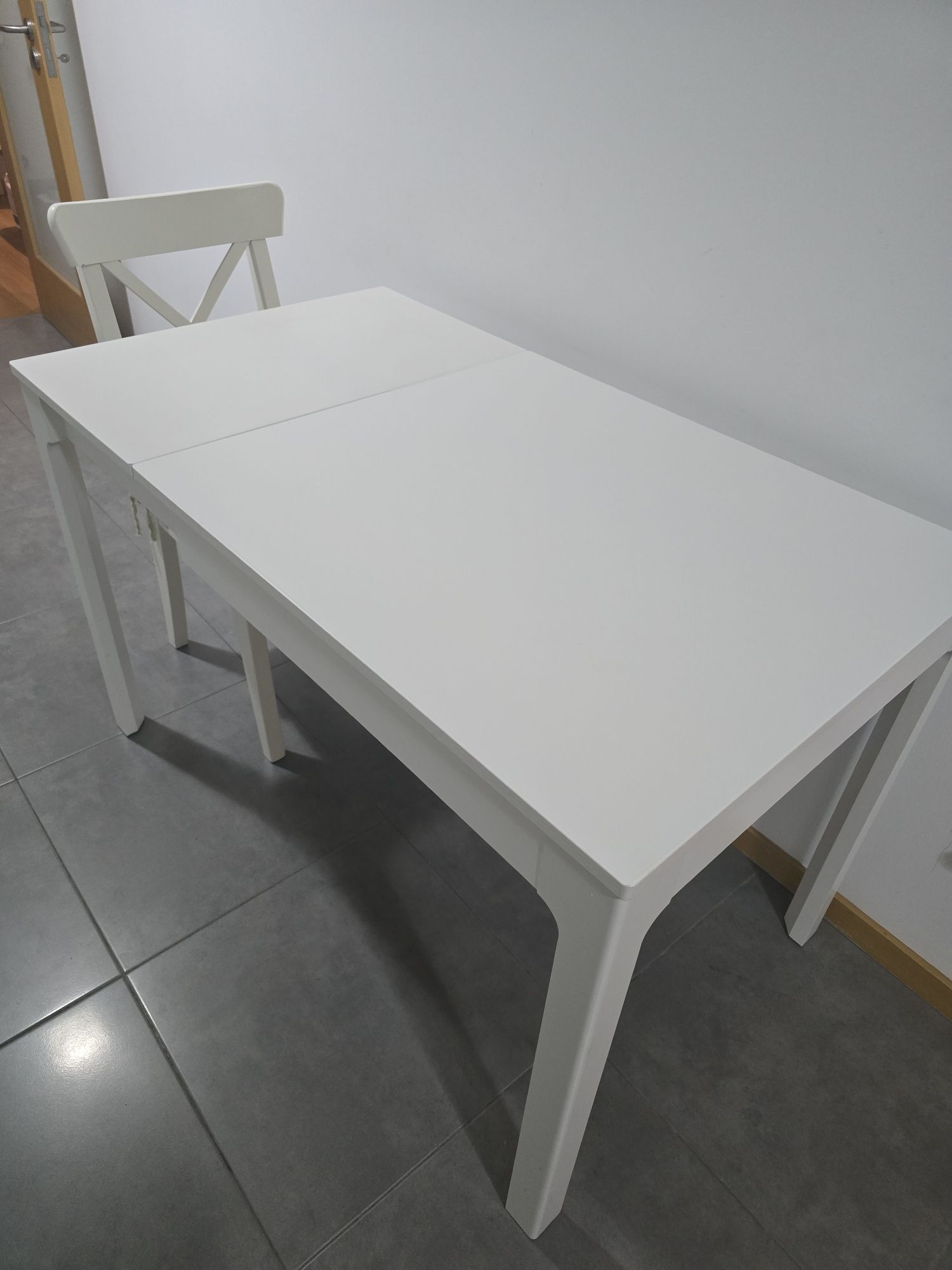 Mesa extensível IKEA EKEDALEN + 2 cadeiras INGOLF (brancas)