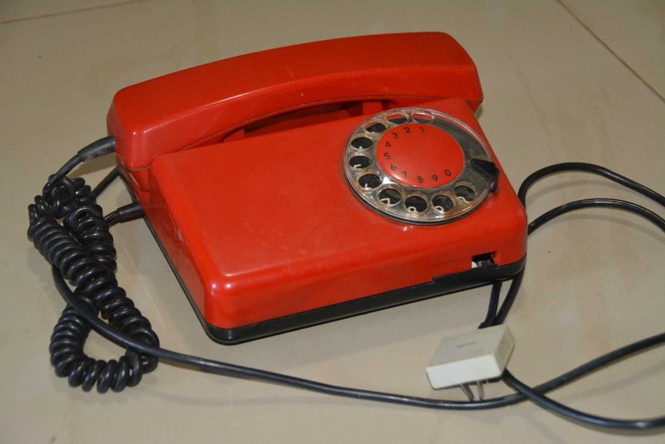 Telefon stacjonarny, czerwony