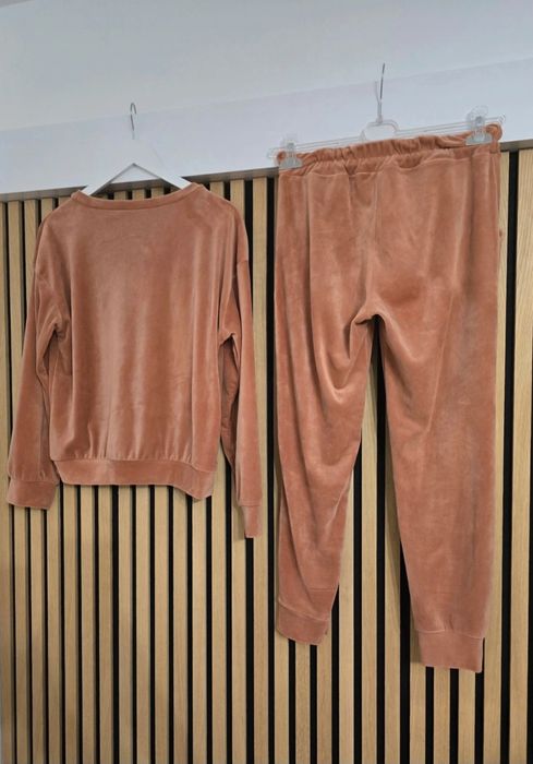 Welurowy komplet dresowy w kolorze karmelowym/ produkcja włoska