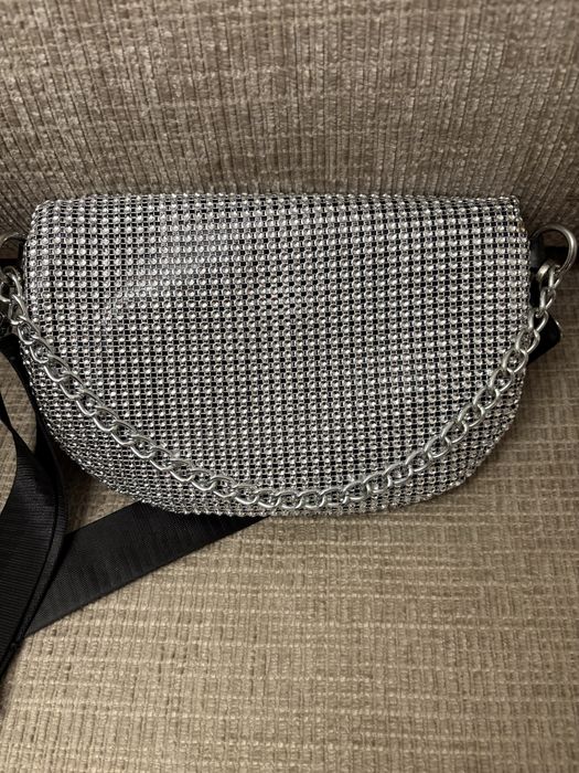 Saszetka Guess srebrna.