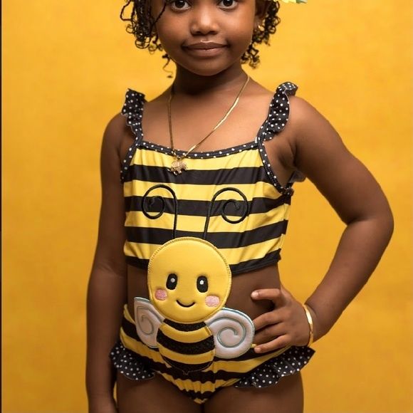 Цікавий суцільний купальник " бджілка" на 7-8 років