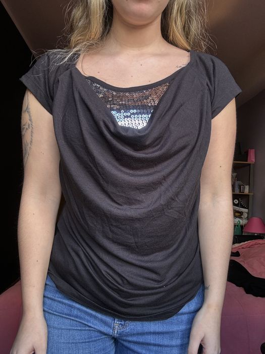 Tshirt brilhante com etiqueta