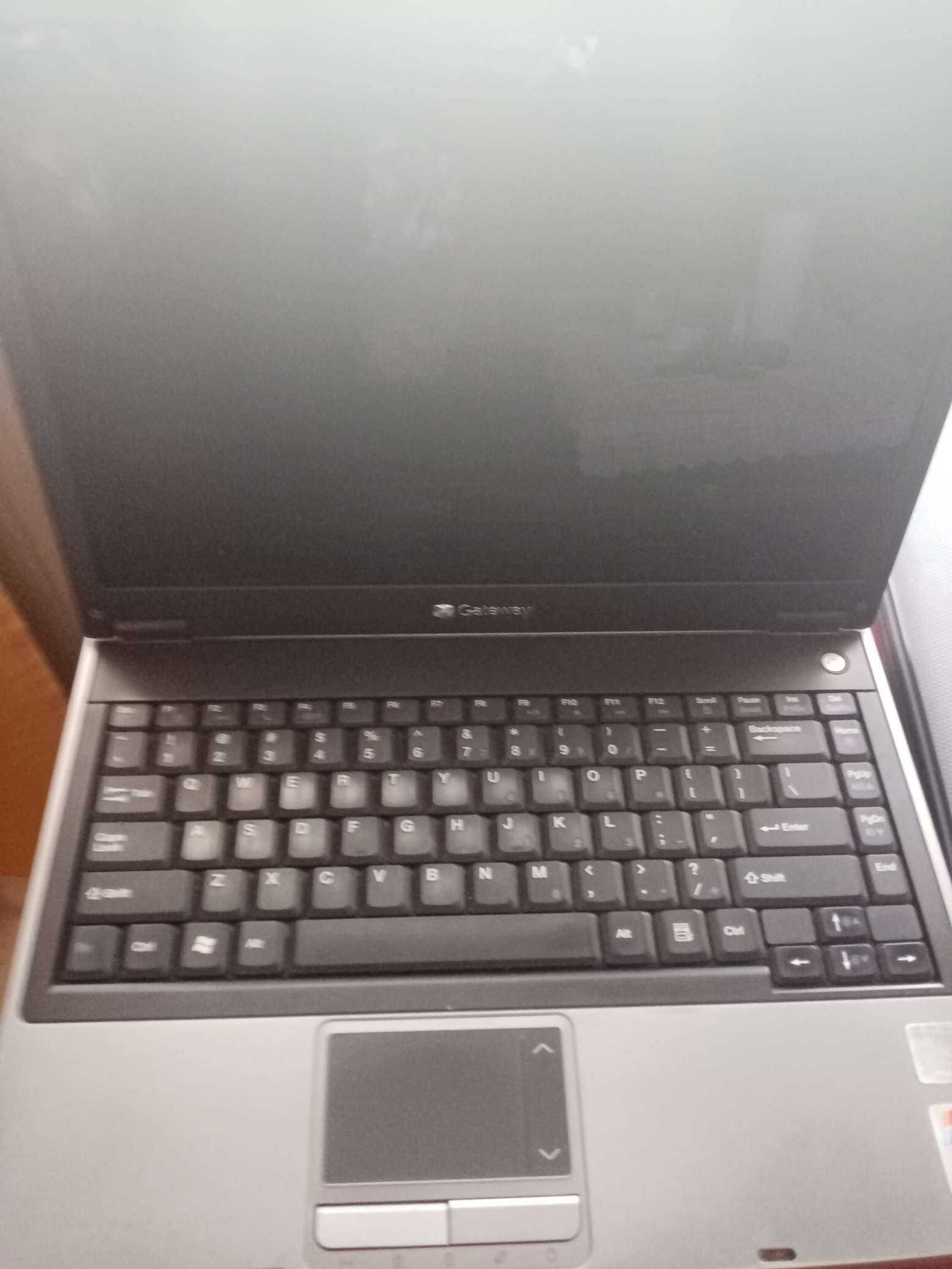 laptop Gateway z zasilaczem