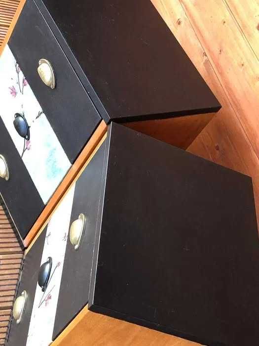 Duas mesas de cabeceira em tons de preto, madeira e papel fantasia