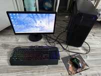 Komputer stacjonarny+ monitor i klawiatuea