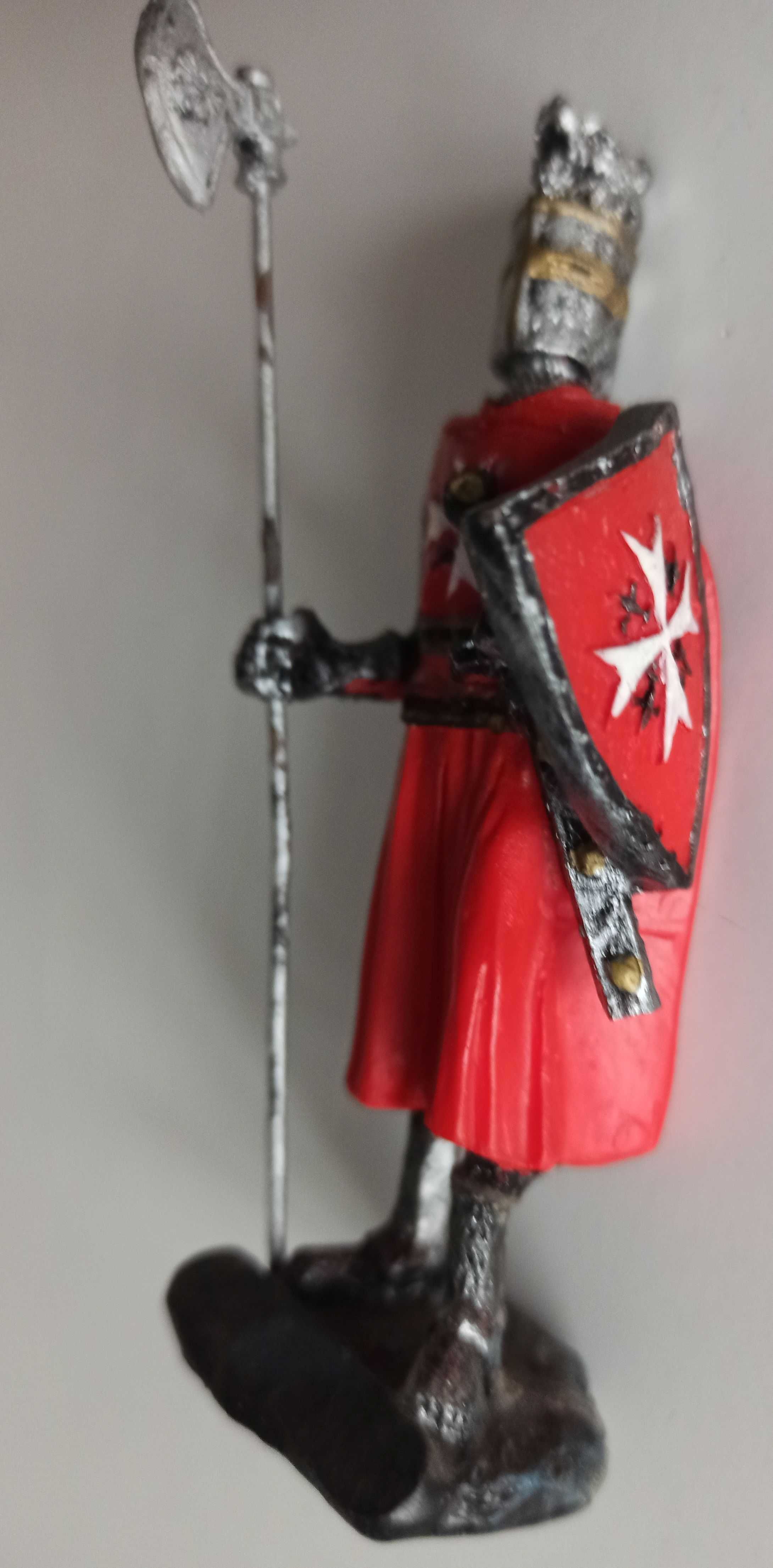Krzyżowiec Templariusz w czerwonej pelerynie rycerz - figurka 10 cm