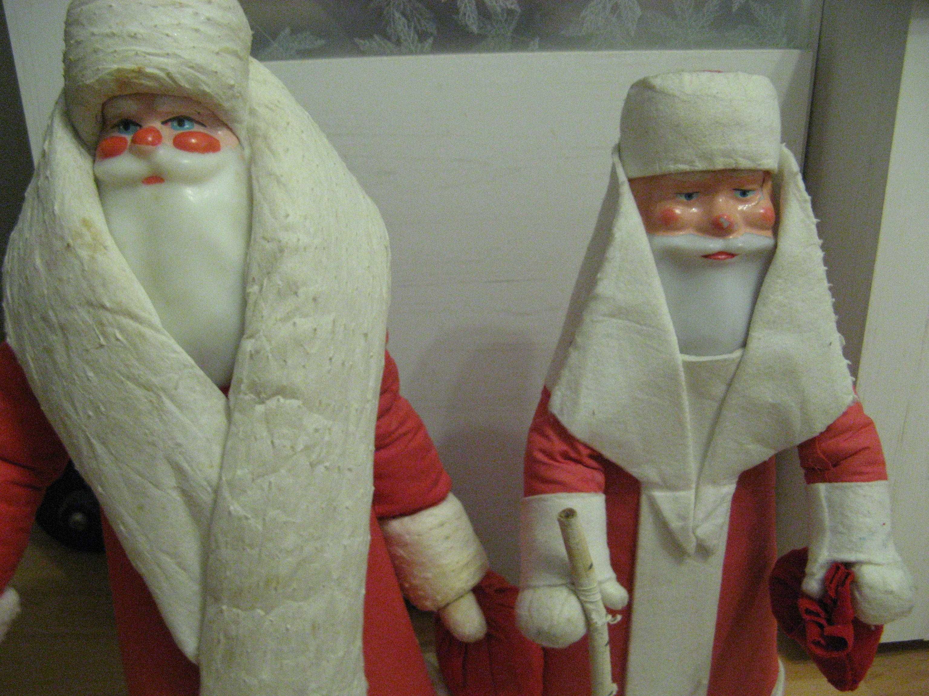 Два Деда Мороза+ гирлянда