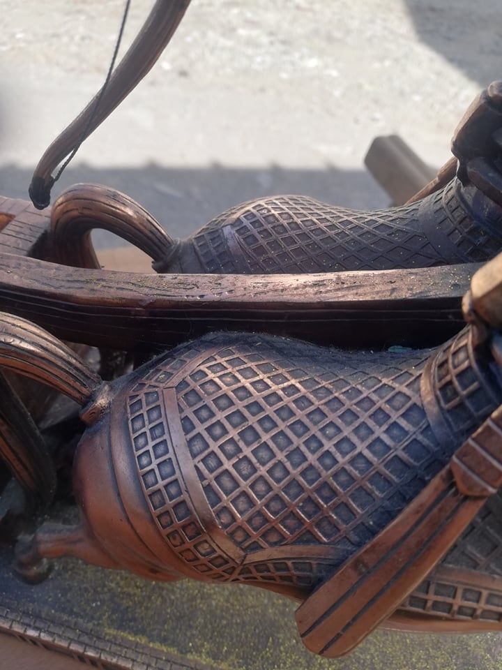 Peça em cobre com cavalos