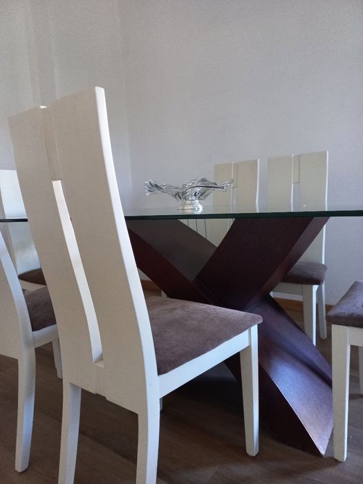 Mesa de sala e cadeiras