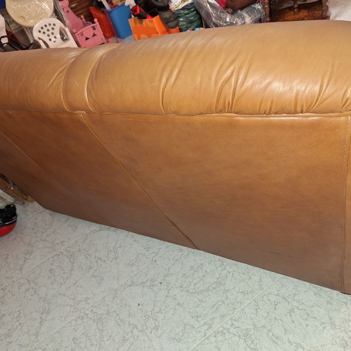 Sofa em pele jenunina