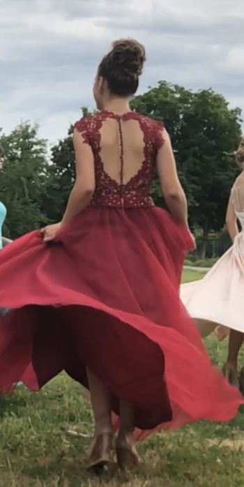 Червона сукня на випускний