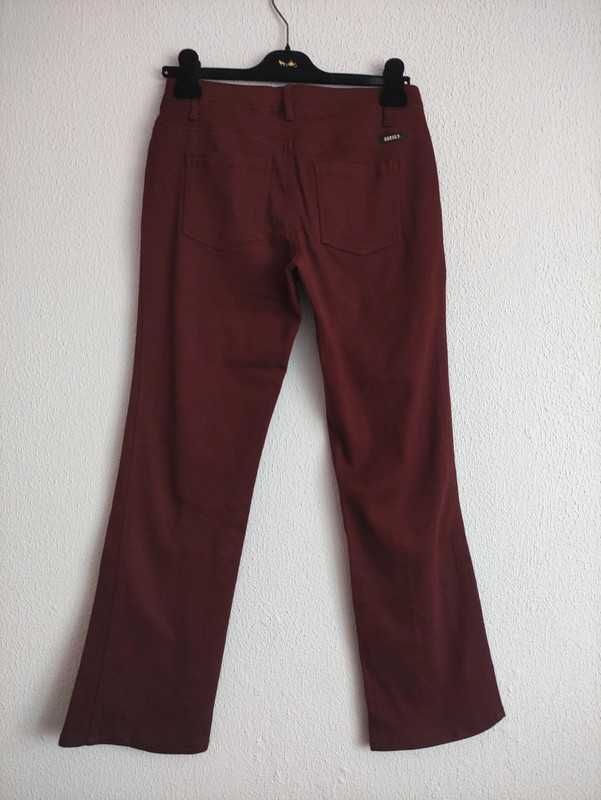 Burgundowe spodnie flare/rozszerzane niski stan GUESS JEANS