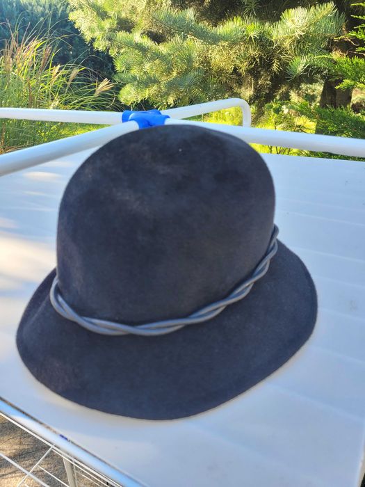 Kapelusz filcowy 57/58 od modystki asymetryczny z szarfą lub pasmanter