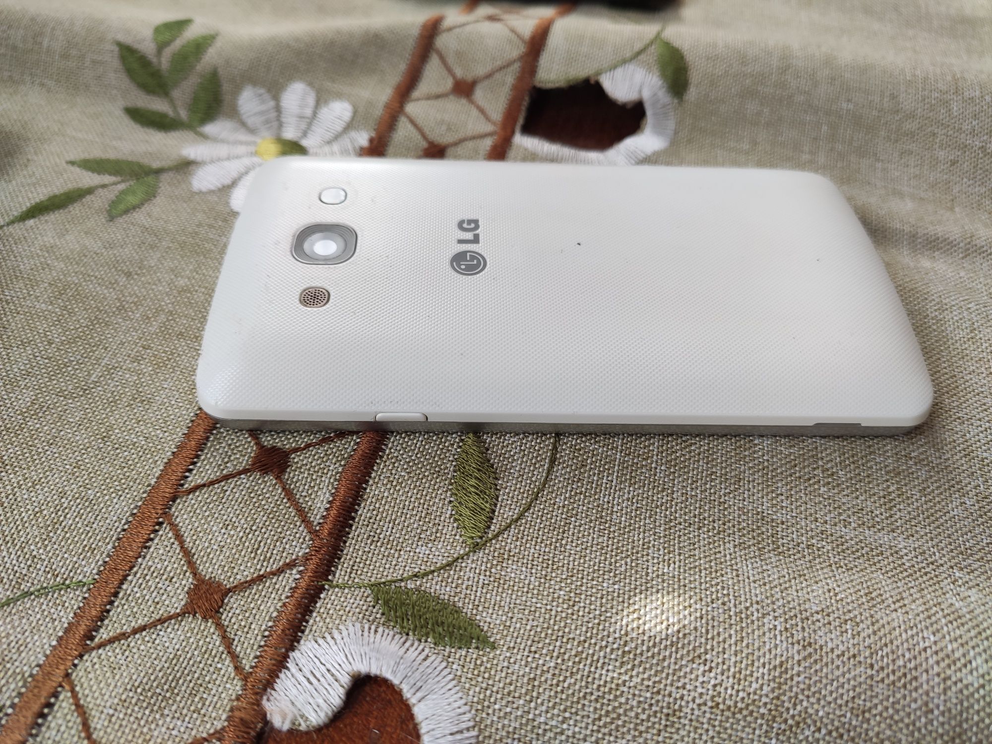 LG L60 Dual X135. Смартфон