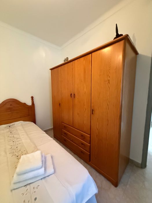 Roupeiro de madeira dura