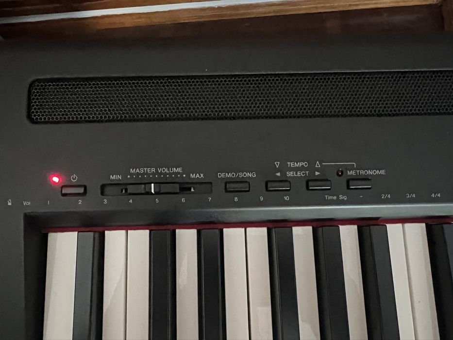Piano digital Yamaha P-95 (com defeito, ler descrição)
