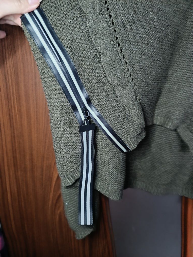 Sweter z ozdobnymi zamkami