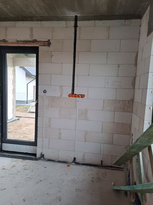 Usługi elektryczne – KinMar Construction | Profesjonalny elektryk