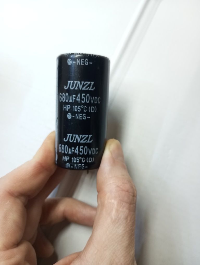 Продам 2 конденсатори 680 мкФ 450VDC HP 105°C