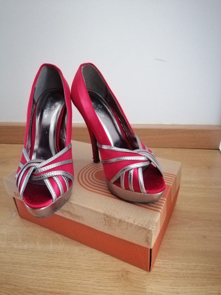 Vendo sapatos de salto alto  novos