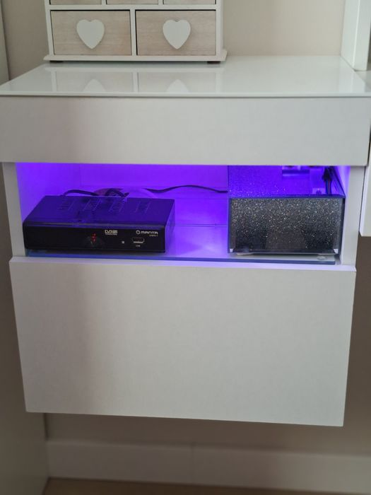 Szafka podwieszana z podświetleniem,oraz białą szybą zabezpieczającą