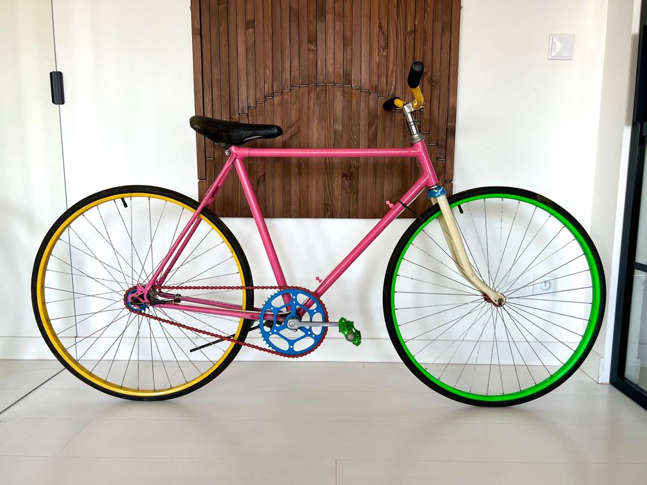 Kolorowy różowy rower single speed torpedo sachs 3.  Nie ostre koło