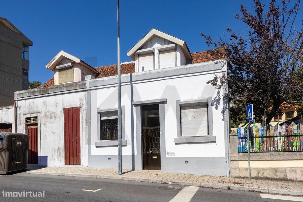 Moradia com Terraço e Potencial de Valorização — Rua das Escolas, n