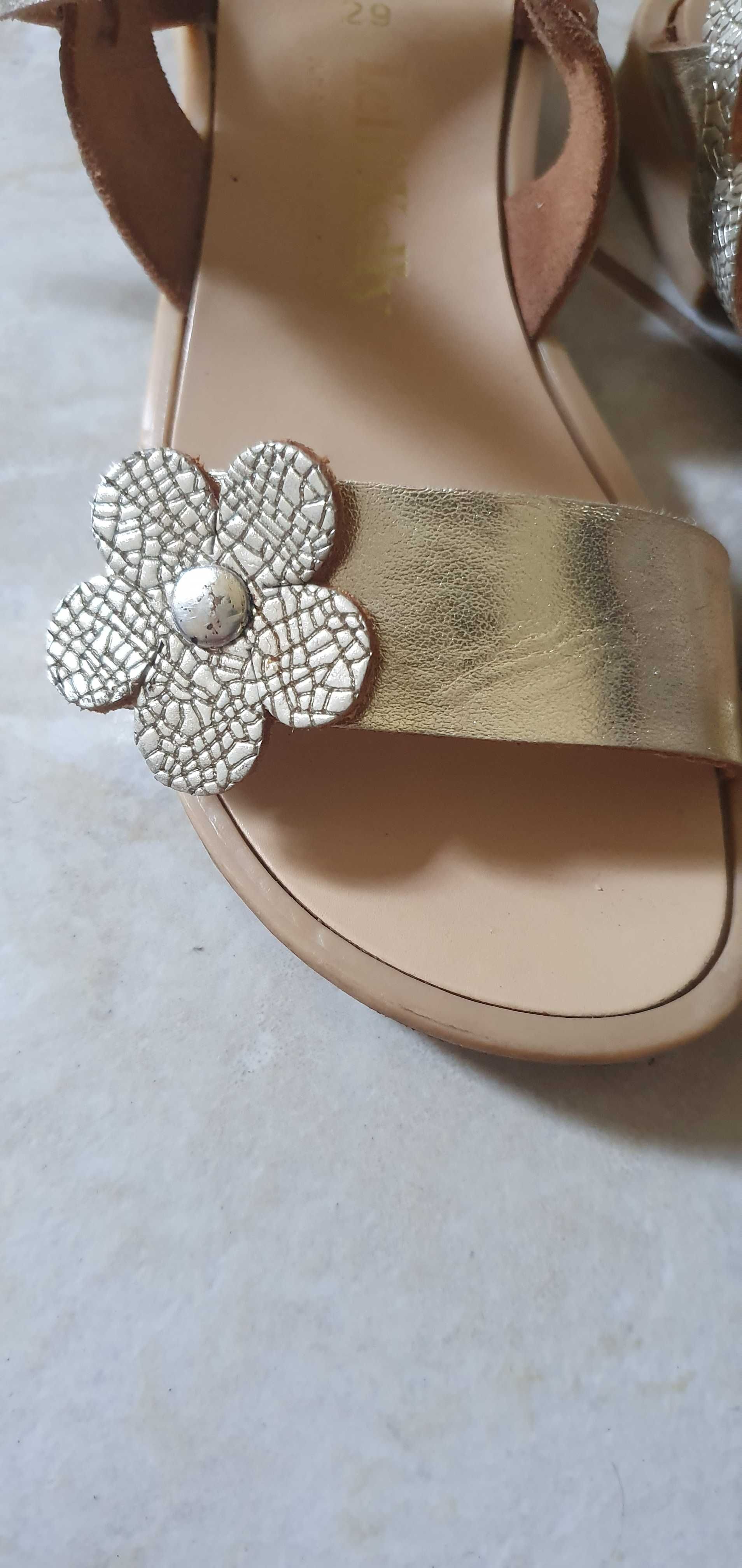 Sandalki z kwiatkiem zlote rozmiar 29.lelli Kelly ze skòry.