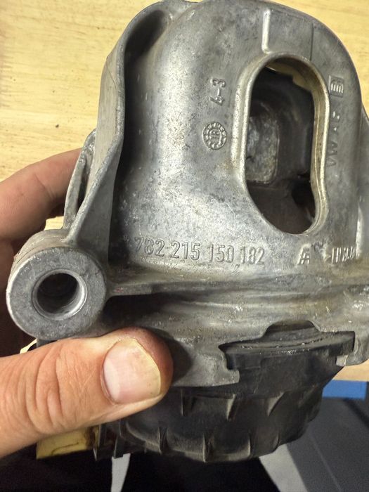 Подушка двигуна audi q7 7822215150182