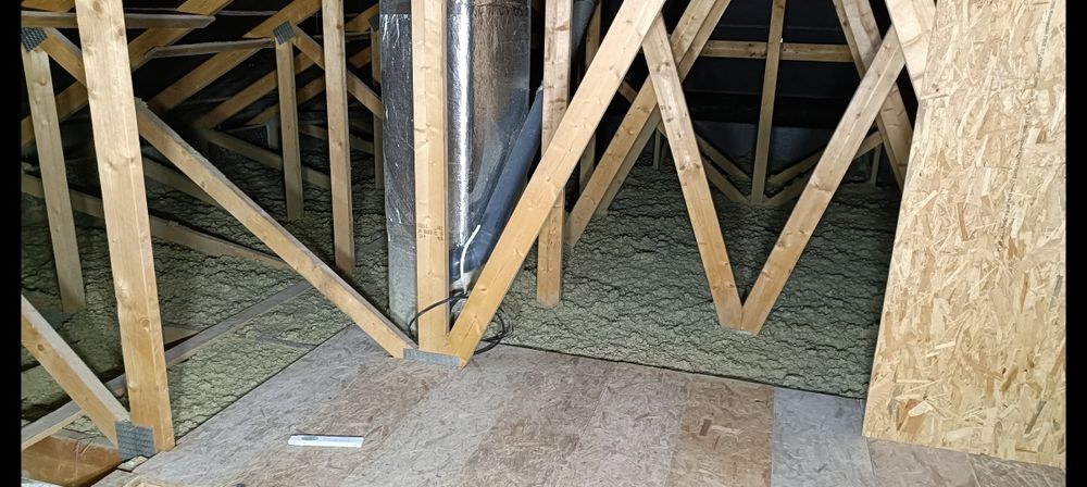 Ocieplenie wdmuchiwaną wełną skalną poddasza stropu wiązarowego l