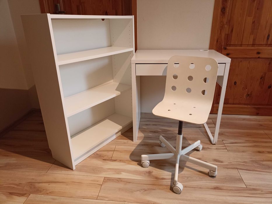 Biurko Mickey, krzesło obrotowe, regał IKEA BILLY 3 półki 80x28x106