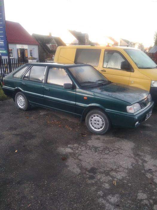 Polonez Caro Sprzedam Poloneza, czarne tablice rejestracyjne.