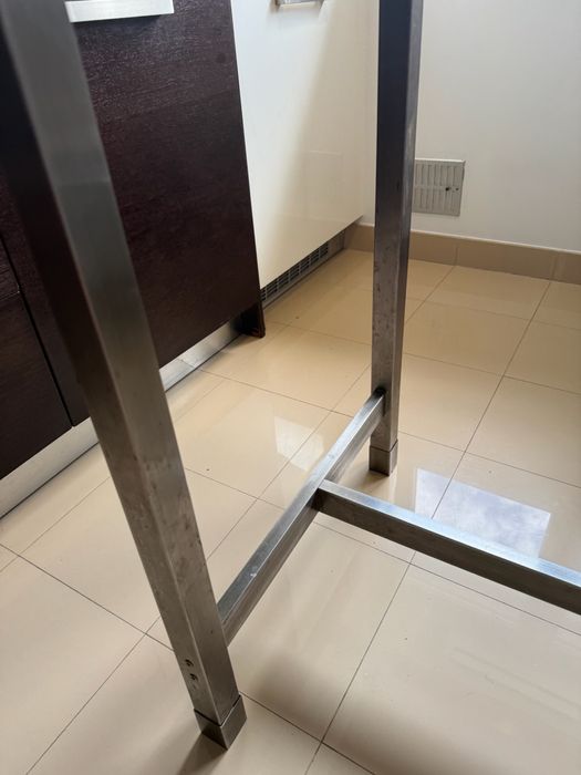 Mesa alta e bancos altos