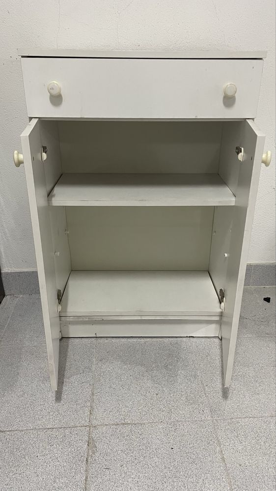 Movel de arrumação branco com cerca de 90 cm de altura