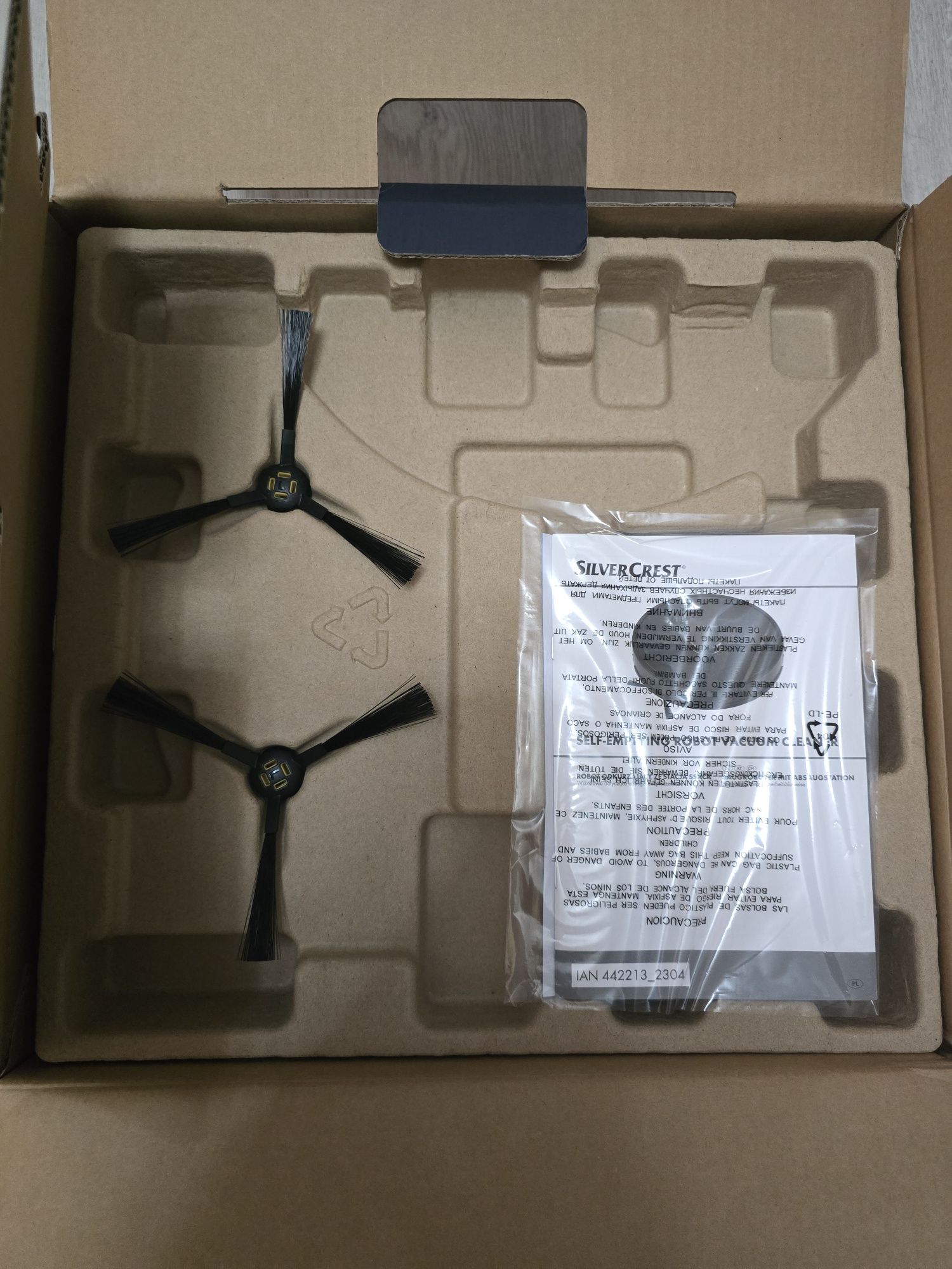 Robot sprzatajacy/odkurzacz. Inteligentny systemem sterowania do domu