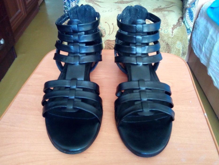 Продаются босоножки