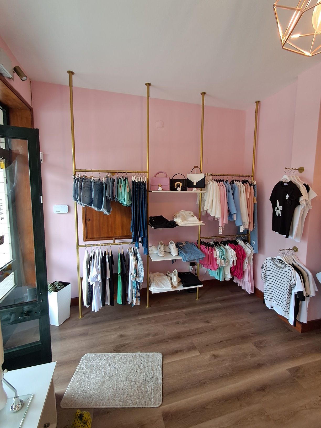 Vendo mobiliário de  loja de roupa