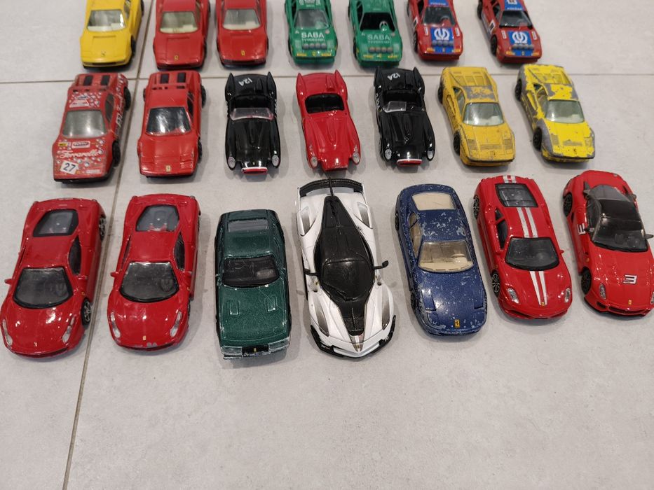 28 starych vintagevmodeli ferrari od Bburago 1:43