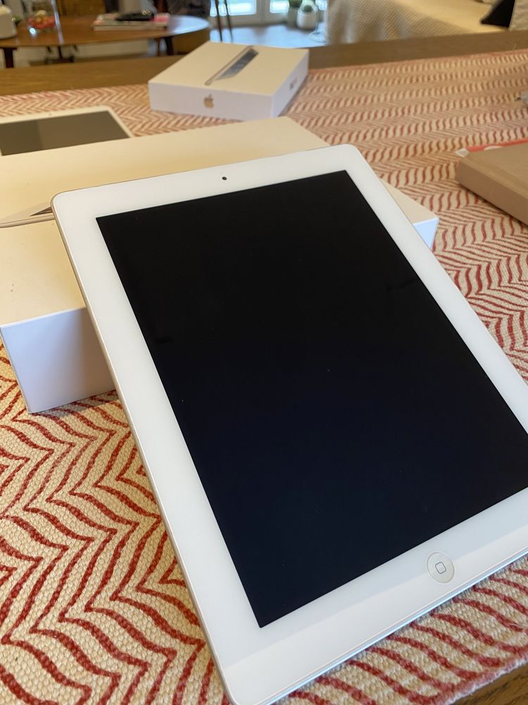 Ipad cellular wi fi 16 GB white