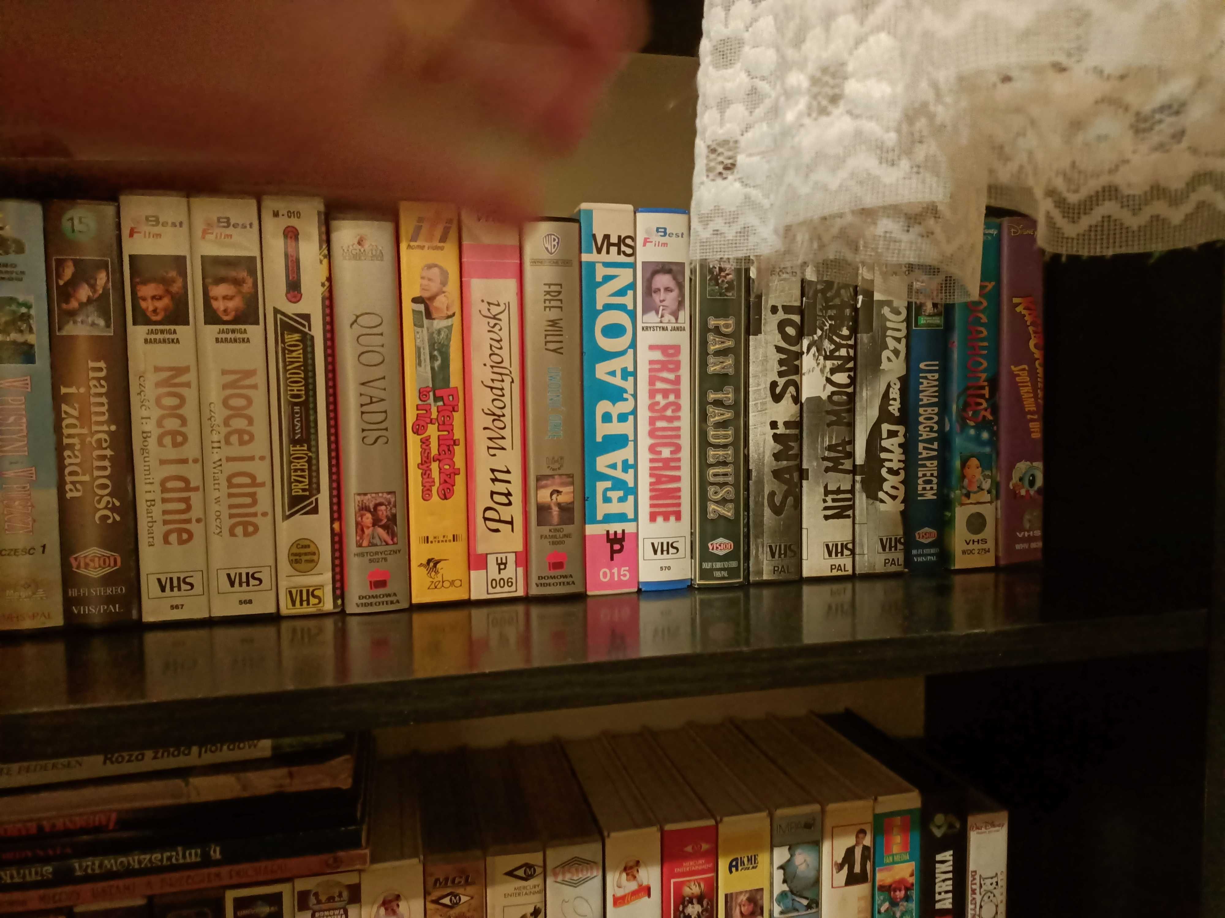 42 Kasety video VHS