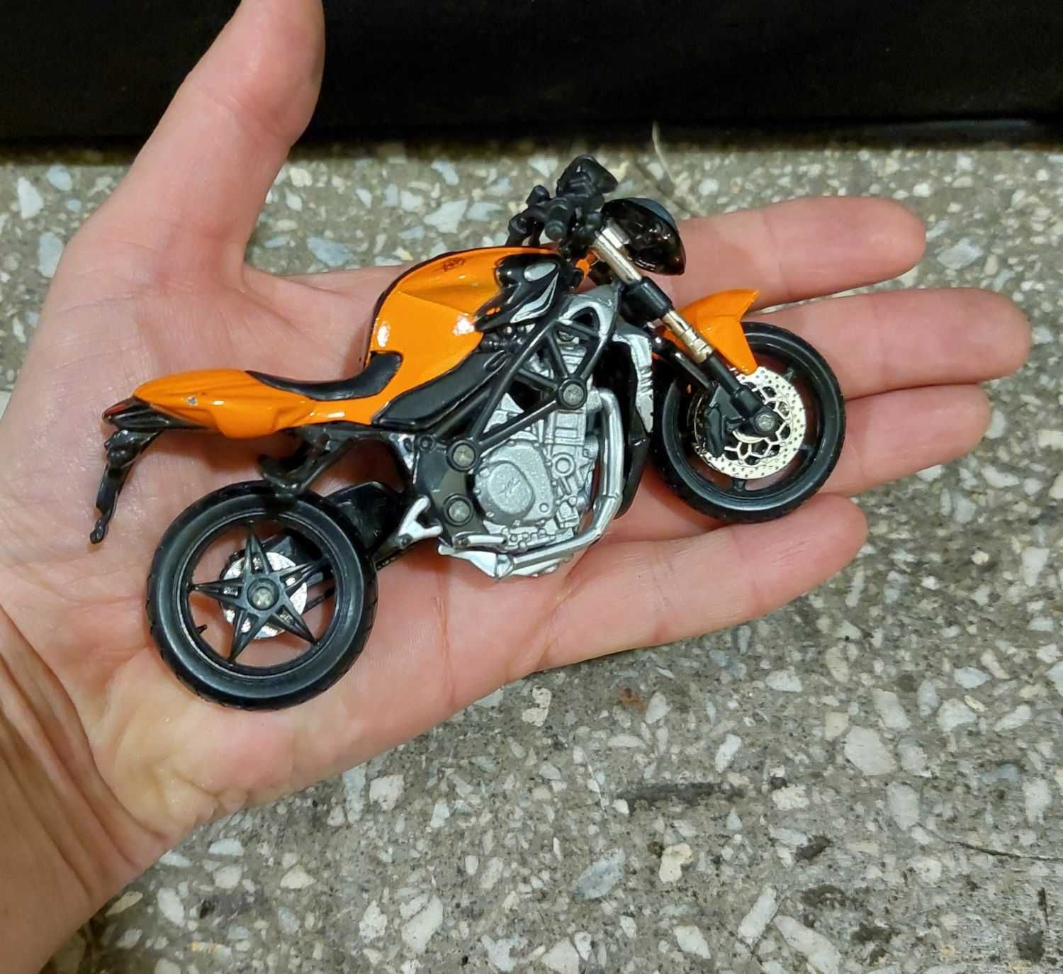 Motocykl metalowy Bburago / skala 1:18 / model Brutale