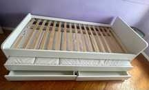 Cama dupla 90x200 cm, com duas grandes gavetas integradas.