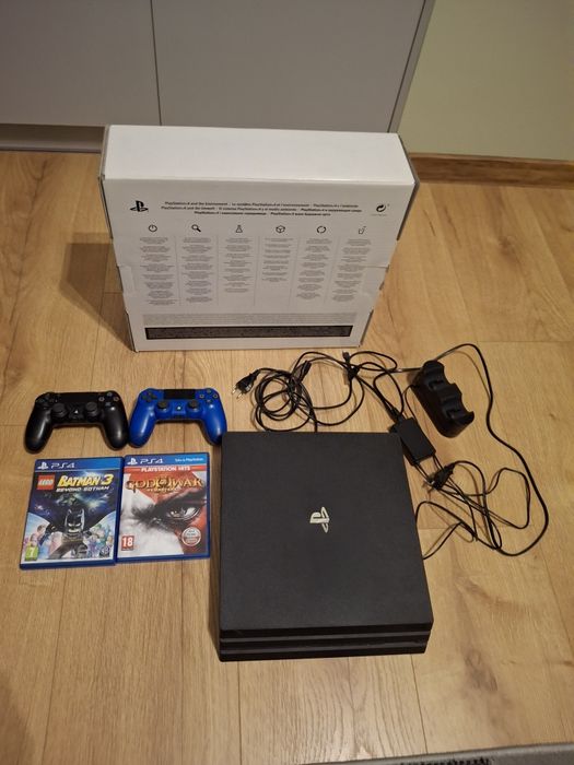 PS4 pro 1 tb+2 pady+gry