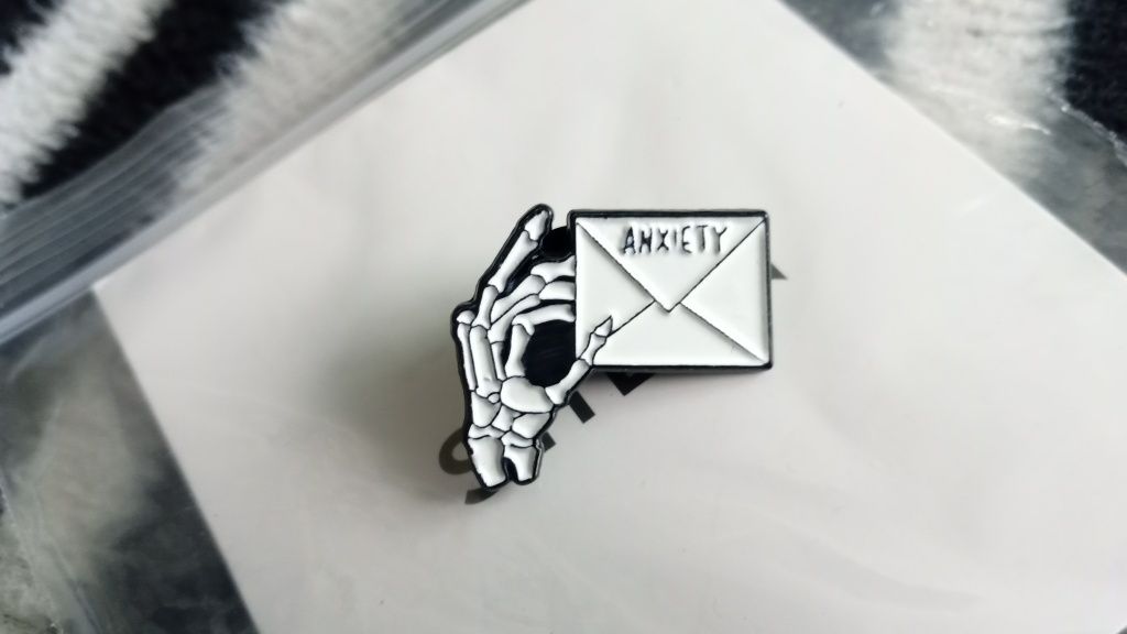 Pin Mão esqueleto c/ carta Anxiety