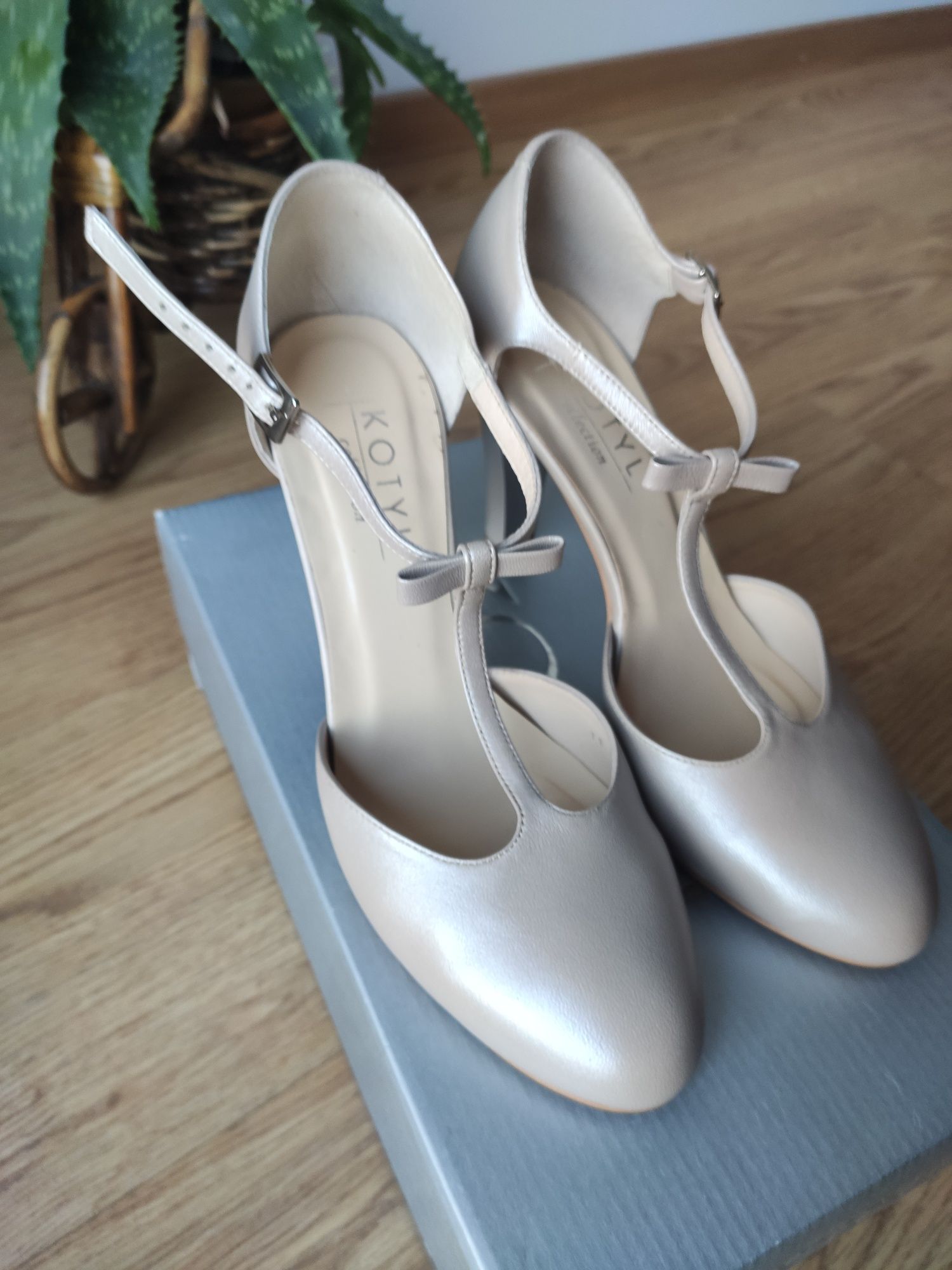 Nowe buty ślubne taneczne pantofle czółenka z kokardkami Kotyl 37 perł